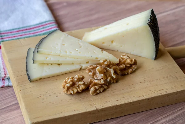 Leckere Manchego Käse Auf Einem Rustikalen Tisch Begleitet Von Gesunden — Stockfoto