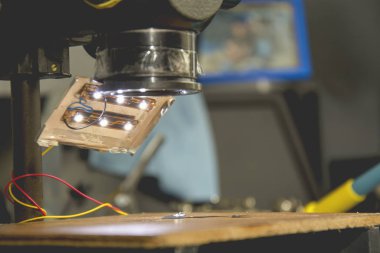 Ustanın iş aleti, mikroskop, aydınlatma