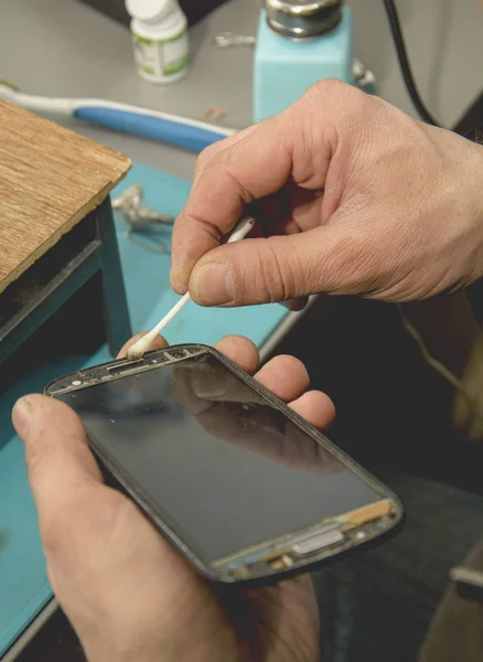 The master repairs the smartphone in the service center