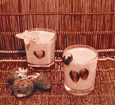 Bardakta çilekli smoothie.