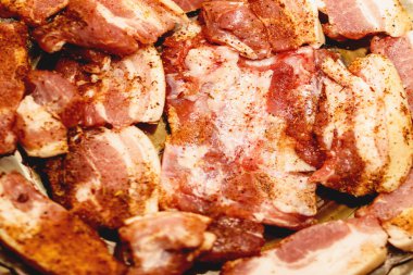 Marine edilmiş taze domuz eti