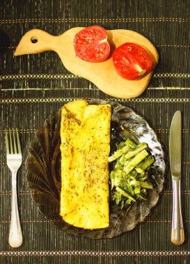 Kahvaltı, omlet ve sebze