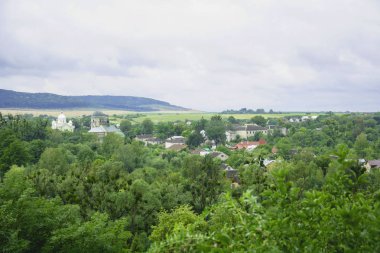 Dağları'nın arka planda küçük bir kasaba