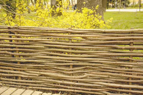 公園の木製の木フェンス — ストック写真
