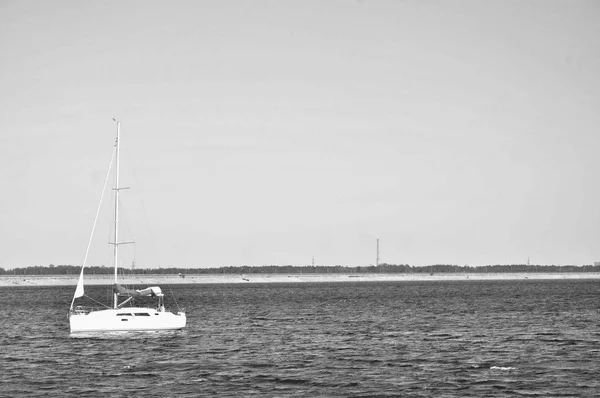 Schiffe Treiben Auf Dem Wasser — Stockfoto