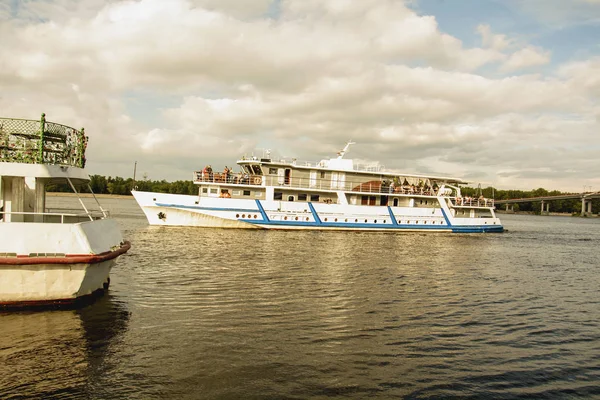 Schiffe Treiben Auf Dem Wasser — Stockfoto