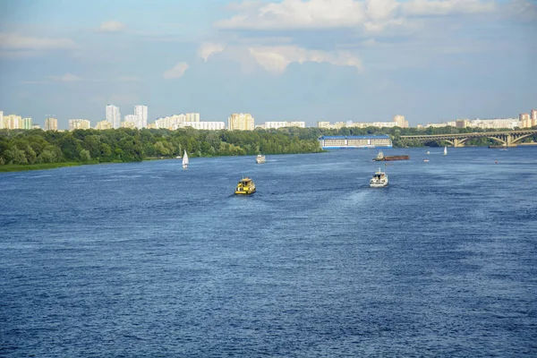 Les Navires Flottent Sur Eau — Photo