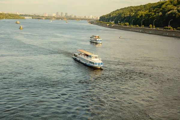 Корабли Плавают Воде — стоковое фото