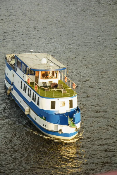 Schiffe Treiben Auf Dem Wasser — Stockfoto