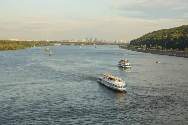 Les Navires Flottent Sur Eau — Photo