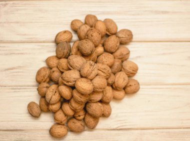 beyaz arkaplanda cevizler