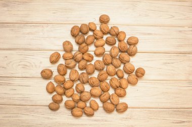 beyaz arkaplanda cevizler