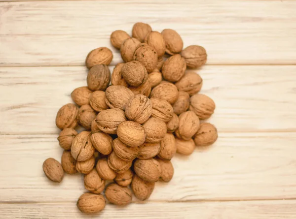 beyaz arkaplanda cevizler