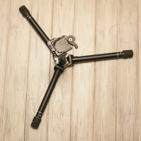 Beyaz arka plan üzerinde kamera tripod