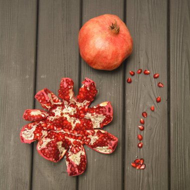 Kırmızı nar ve bütün nar taneleri