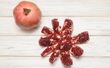 Kırmızı nar ve bütün nar taneleri