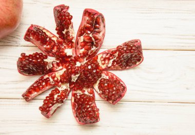 Kırmızı nar ve bütün nar taneleri