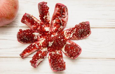 Kırmızı nar ve bütün nar taneleri