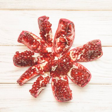 Kırmızı nar ve bütün nar taneleri