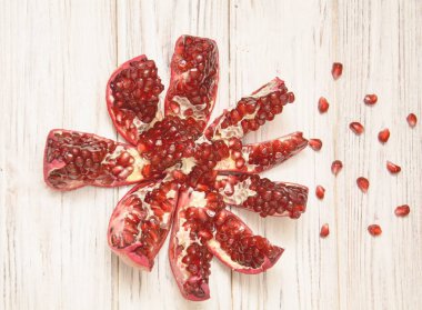 Kırmızı nar ve bütün nar taneleri