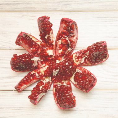 Kırmızı nar ve bütün nar taneleri