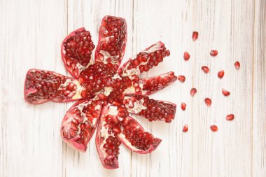 Kırmızı nar ve bütün nar taneleri