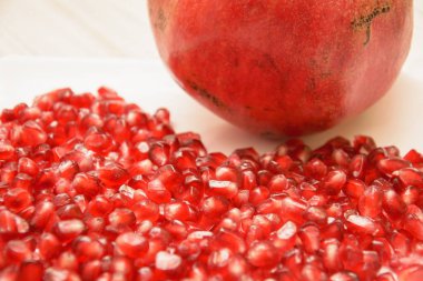 Kırmızı nar ve bütün nar taneleri