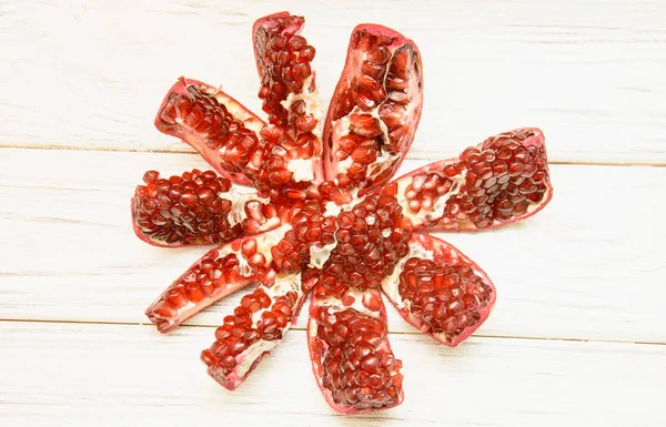 Kırmızı nar ve bütün nar taneleri