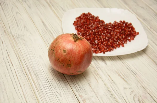 Körner Von Rotem Granatapfel Und Ganzen Granatäpfeln — Stockfoto