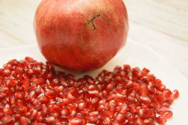 Körner Von Rotem Granatapfel Und Ganzen Granatäpfeln — Stockfoto