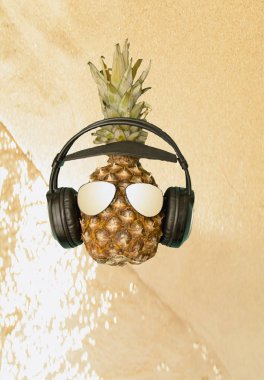 Ananas sahilde müzik