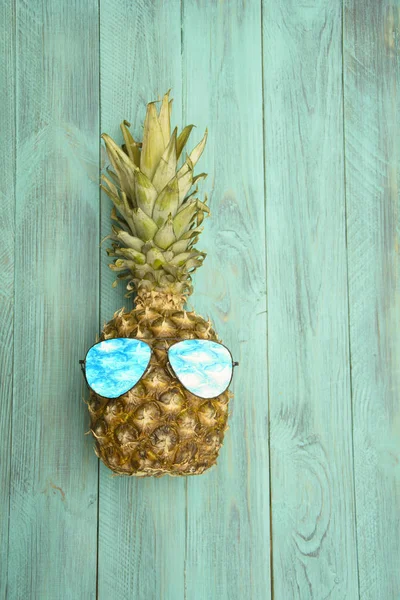 Ananas Het Strand Luisteren Naar Muziek — Stockfoto