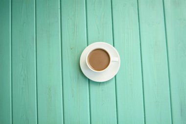 Turkuaz bir arka plan üzerinde siyah kahve çekirdekleri