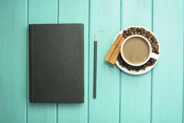 Turkuaz bir arka plan üzerinde siyah kahve çekirdekleri