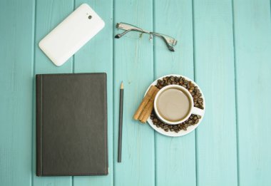 Turkuaz bir arka plan üzerinde siyah kahve çekirdekleri