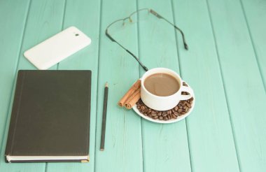 Turkuaz bir arka plan üzerinde siyah kahve çekirdekleri