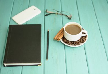 Turkuaz bir arka plan üzerinde siyah kahve çekirdekleri