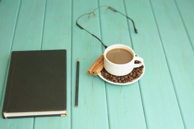 Turkuaz bir arka plan üzerinde siyah kahve çekirdekleri