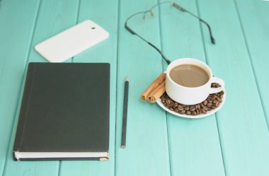 Turkuaz bir arka plan üzerinde siyah kahve çekirdekleri