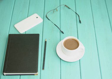 Turkuaz bir arka plan üzerinde siyah kahve çekirdekleri