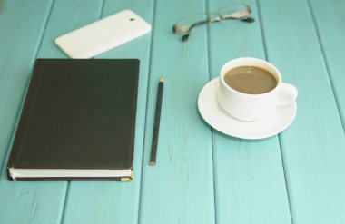 Turkuaz bir arka plan üzerinde siyah kahve çekirdekleri