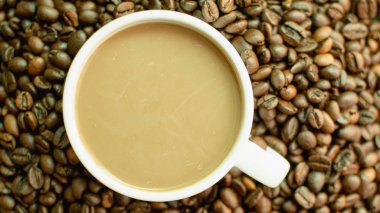 Bir bardak süt ile siyah kahve