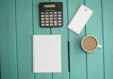 Ofis malzemeleri masanın üstünde.