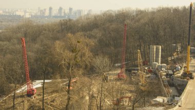 Parkta bahar büyük inşaat