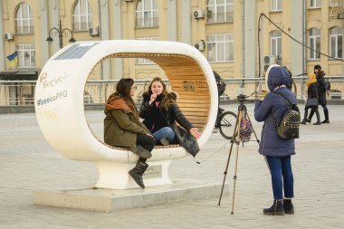 Kiev, Ukrayna - 03/08/2019: kızlar bir röportaj blog yazmak