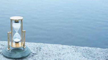 Setin nehrin üzerinde kum saati