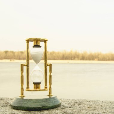 Setin nehrin üzerinde kum saati