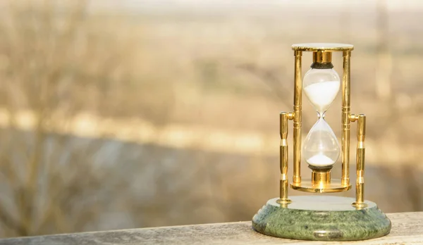 Timeglass Ved Elvebredden – stockfoto