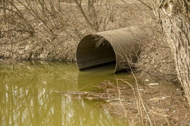 Parkta kanalizasyon borusu