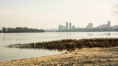 Nehrin arka planında konut binaları